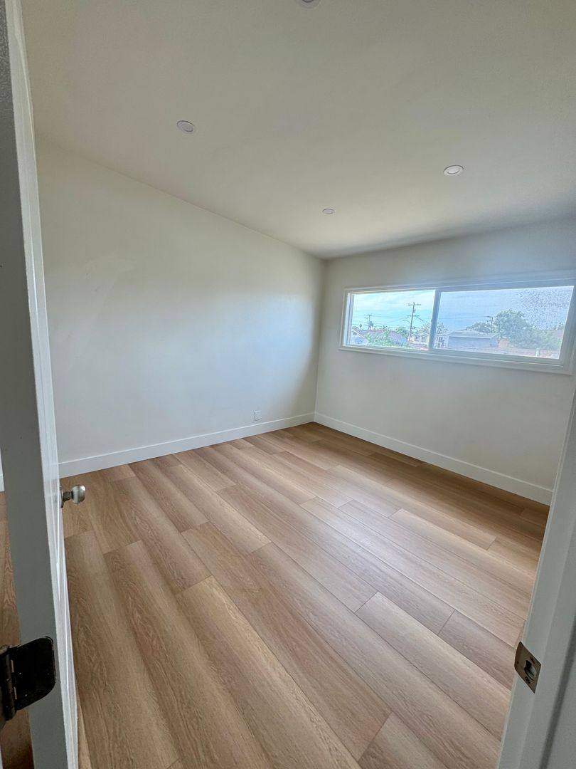 Apartment for rent at 11233 - 11235 S New Hampshire Ave, Los Angeles, CA 90044