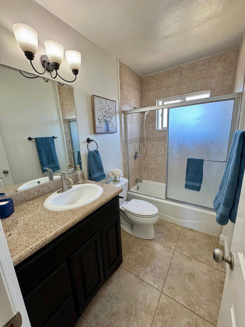 Apartment for rent at 11233 - 11235 S New Hampshire Ave, Los Angeles, CA 90044