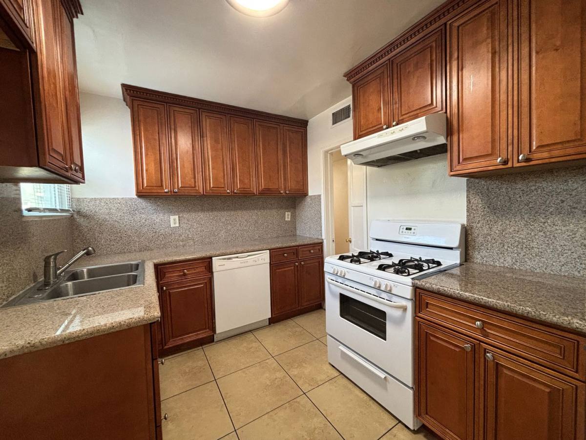 Apartment for rent at 625-633 1 2 W Glenoaks Blvd, Glendale, CA 91202