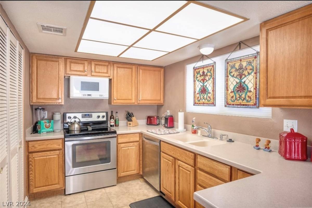Townhouse for rent at 4674 Monterey Circle, Las Vegas, NV 89169