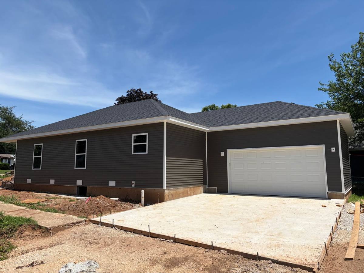 House for rent at 866 W Whiteside, Springfield, MO 65807
