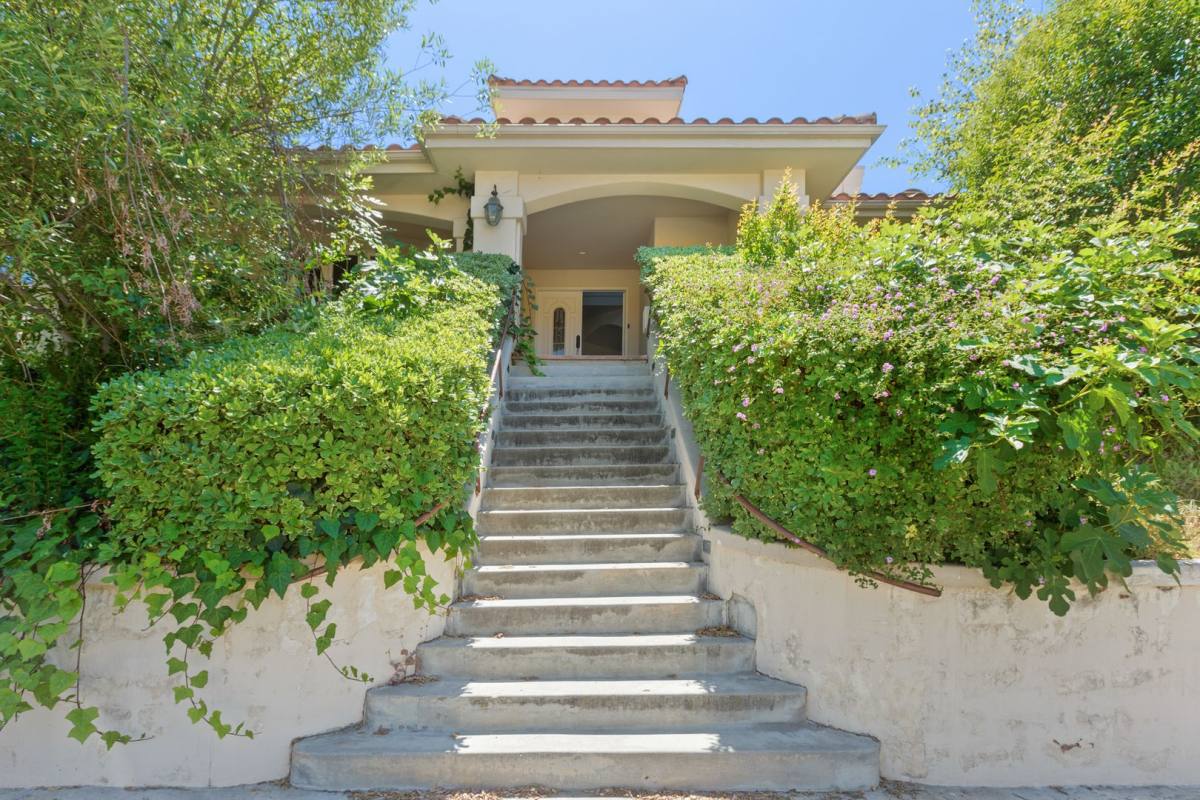 House for rent at 22100 Tiara St, Woodland Hills, CA 91367
