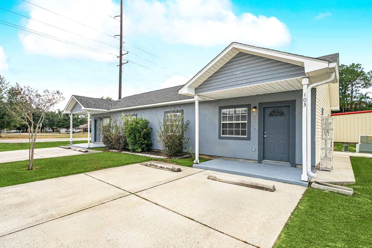 Apartment for rent at 102 Royal St, Waveland, MS 39576