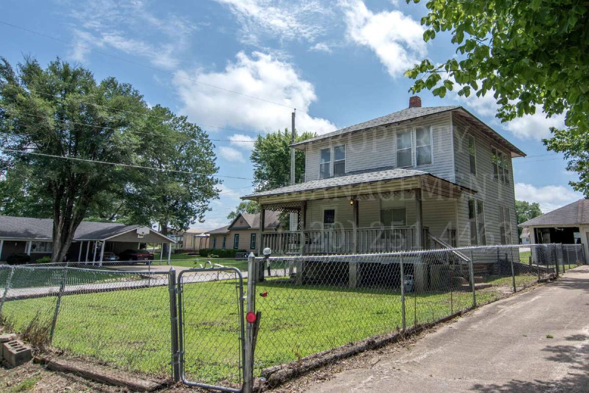 House for rent at 929 E Myrtle St, Independence, KS 67301