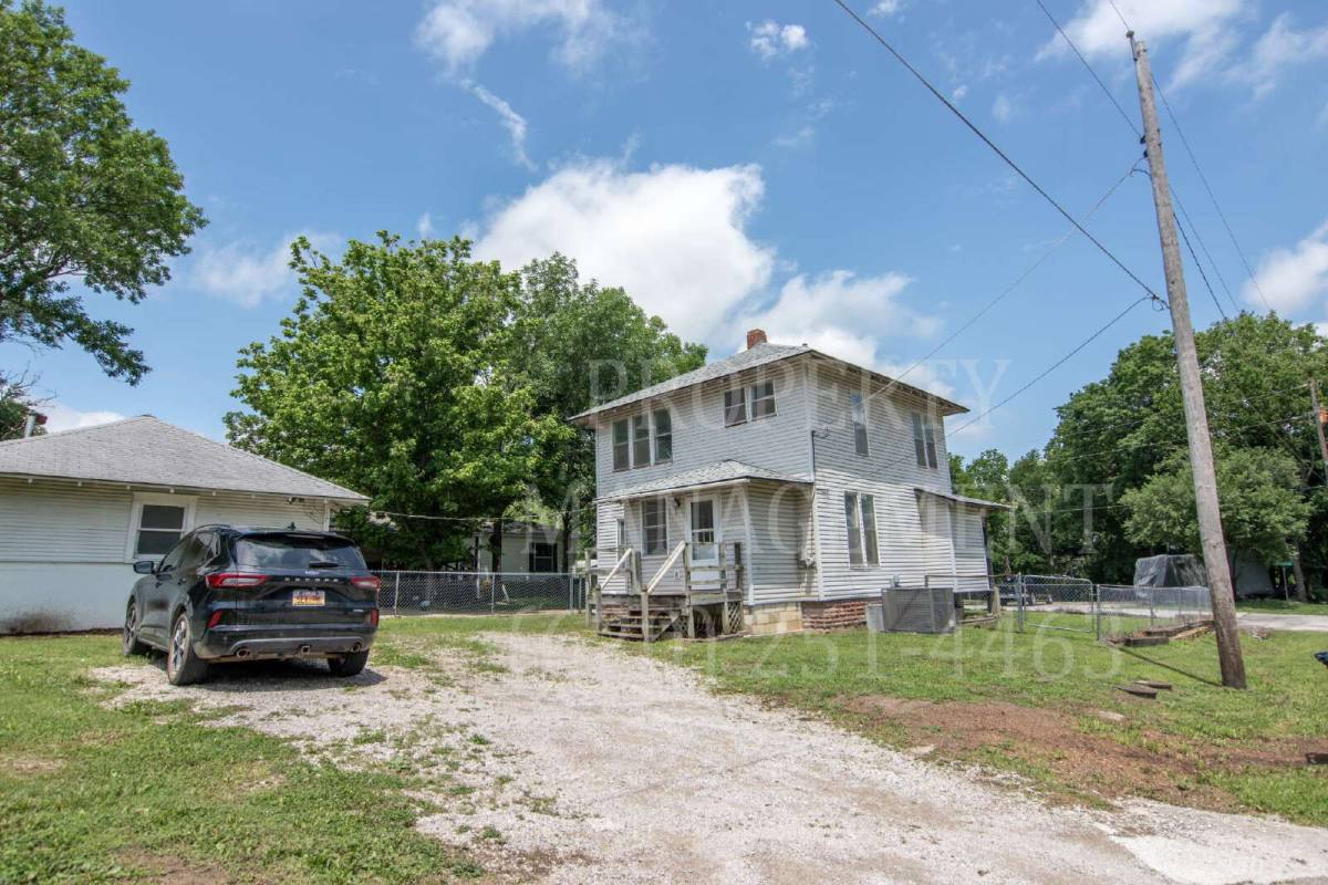House for rent at 929 E Myrtle St, Independence, KS 67301