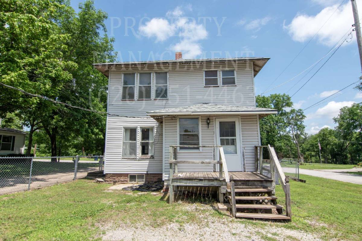 House for rent at 929 E Myrtle St, Independence, KS 67301