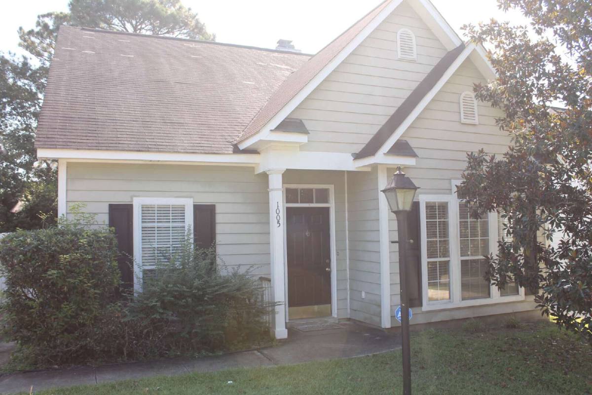House for rent at 1005 Pinemont Dr, Mobile, AL 36609