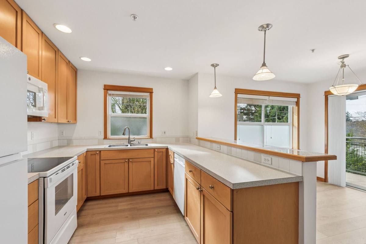 Apartment for rent at 1901 California Ave SW, Seattle, WA 98116