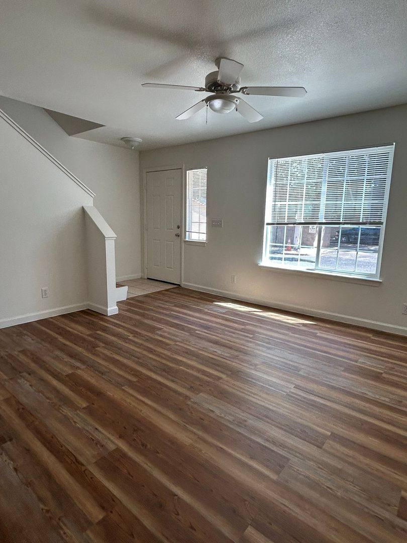 Townhouse for rent at 725 W 4th Ave, Chico, CA 95926