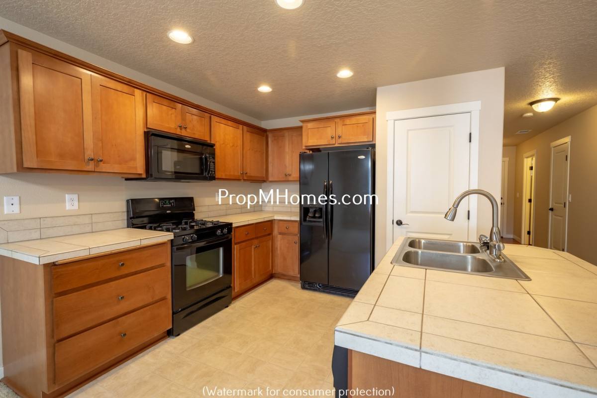 Townhouse for rent at 259 N Cedar St, Canby, OR 97013