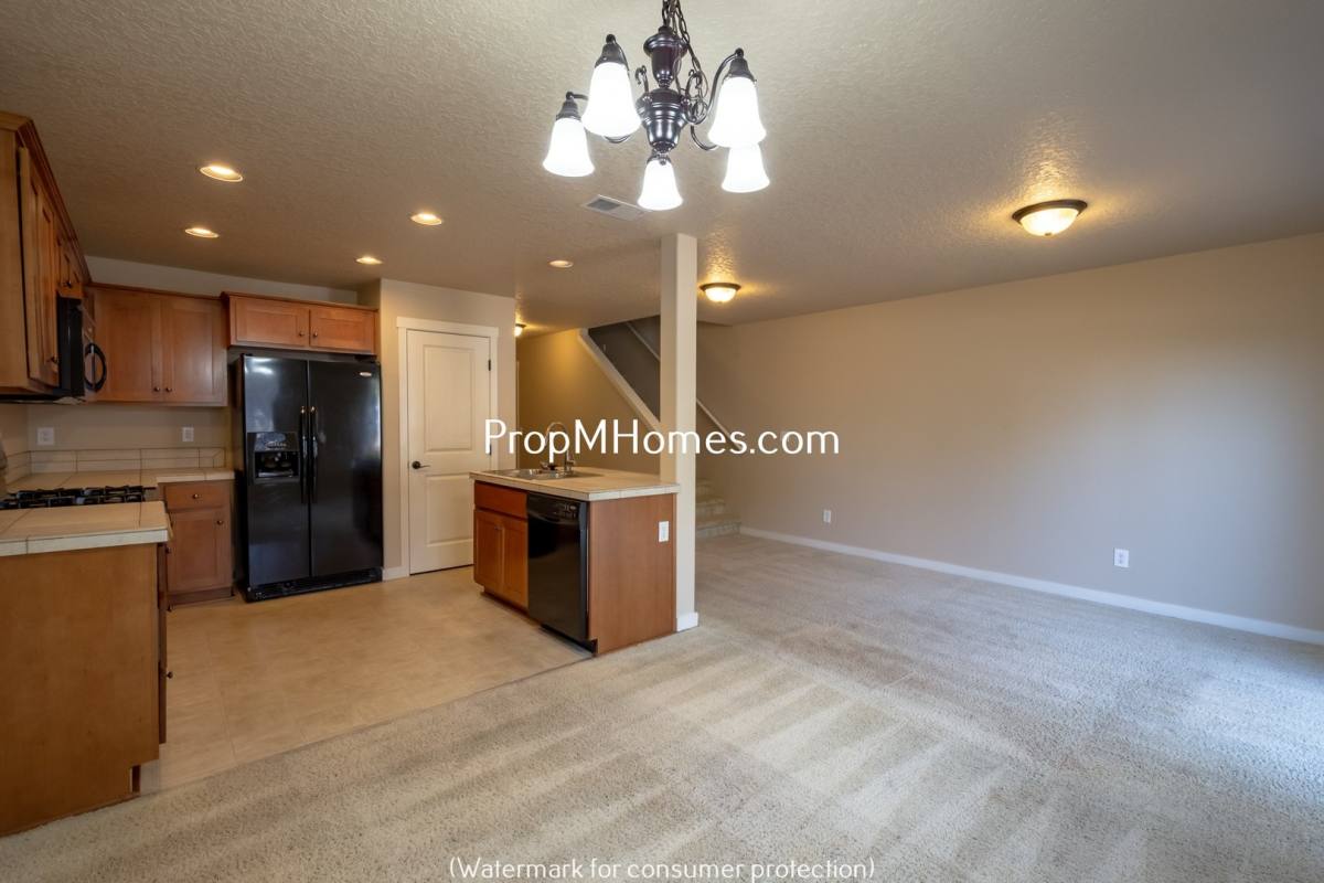 Townhouse for rent at 259 N Cedar St, Canby, OR 97013