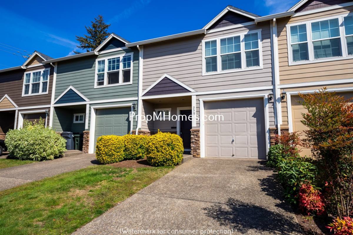 Townhouse for rent at 259 N Cedar St, Canby, OR 97013