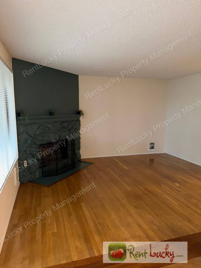 Apartment for rent at 12510 NE 117th Place #B3, Kirkland, WA 98034