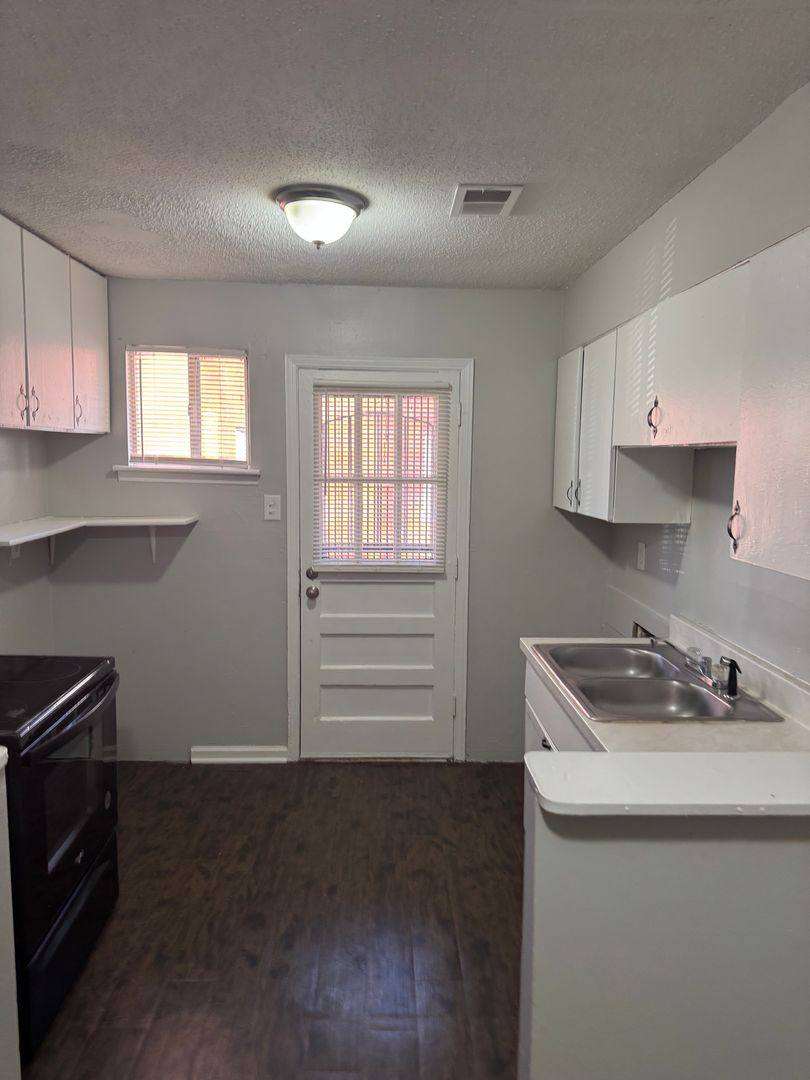Townhouse for rent at 996 S Highland St, Memphis, TN 38111