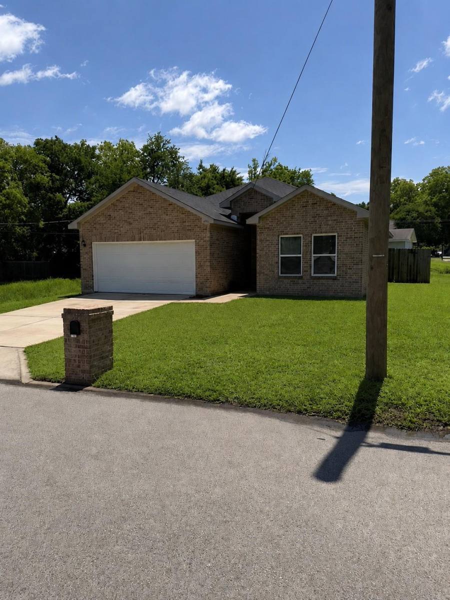 House for rent at 1421 Jones St, Greenville, TX 75401