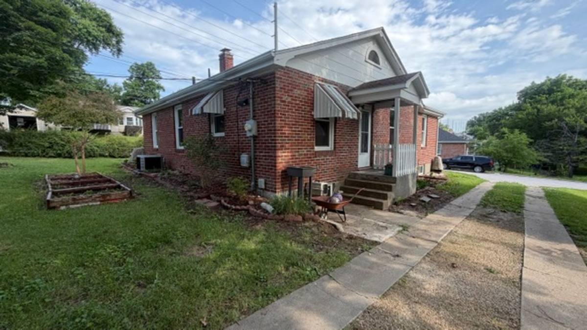 House for rent at 520 W Eighth St, Washington, MO 63090