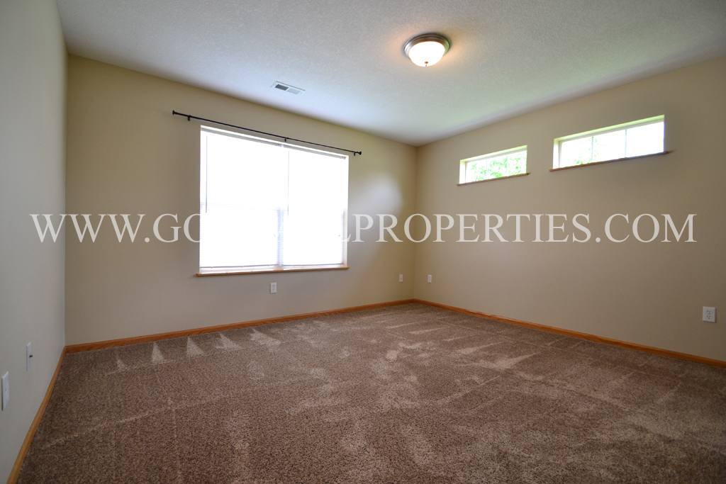 Townhouse for rent at 15207 Townsend Ave, Urbandale, IA 50323
