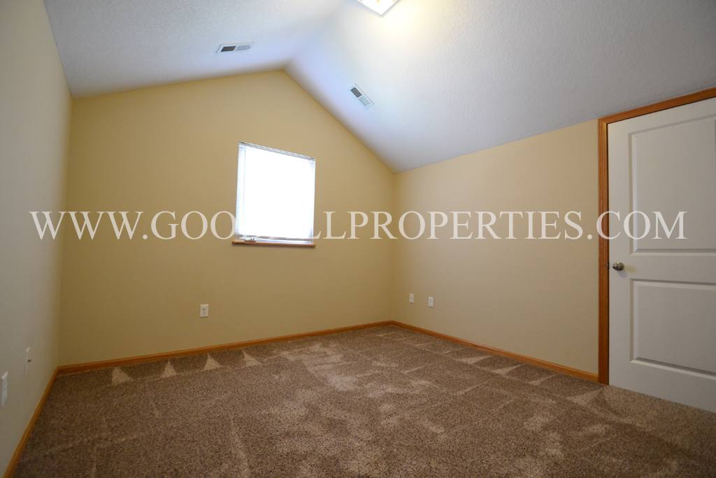 Townhouse for rent at 15207 Townsend Ave, Urbandale, IA 50323