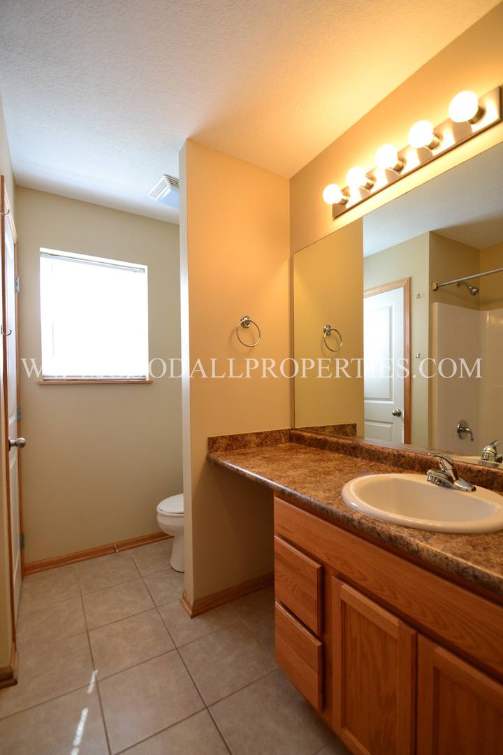Townhouse for rent at 15207 Townsend Ave, Urbandale, IA 50323