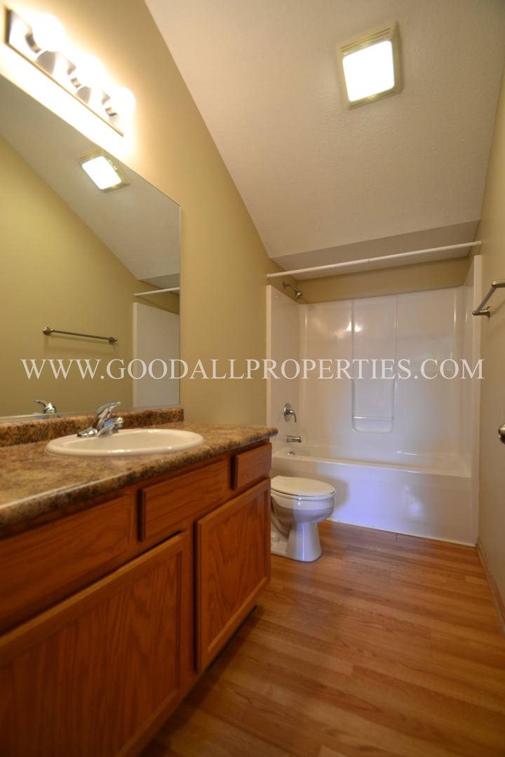 Townhouse for rent at 15207 Townsend Ave, Urbandale, IA 50323