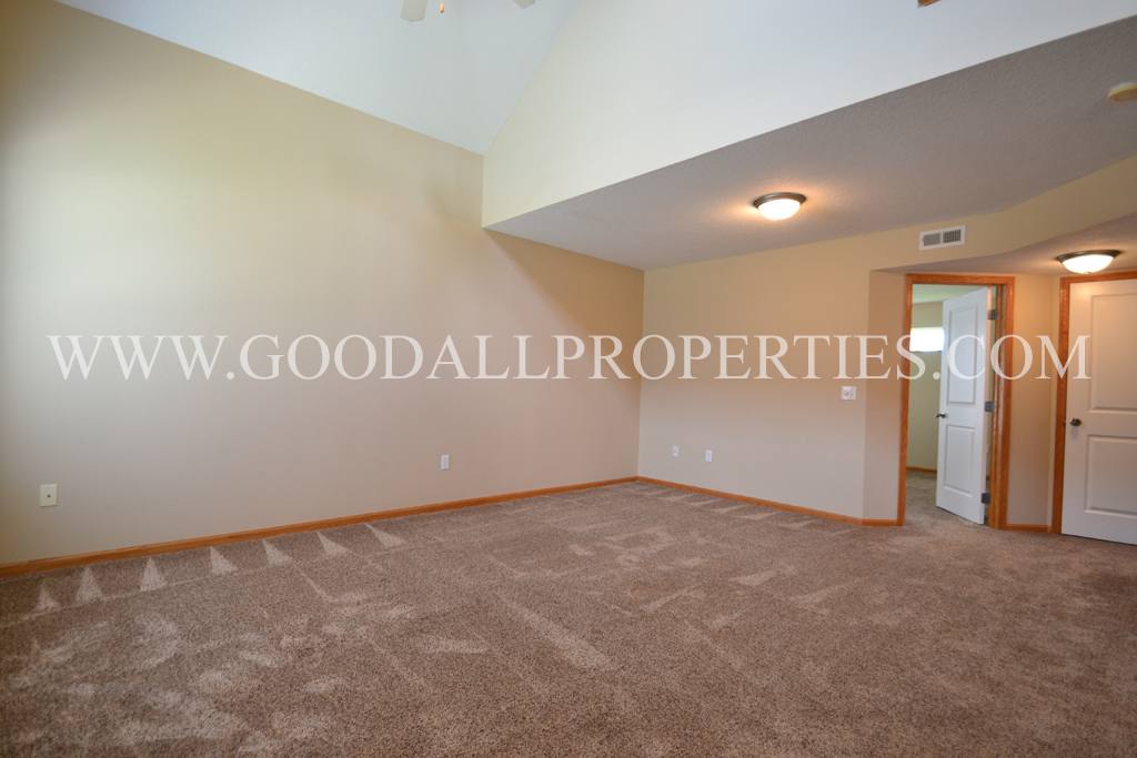 Townhouse for rent at 15207 Townsend Ave, Urbandale, IA 50323