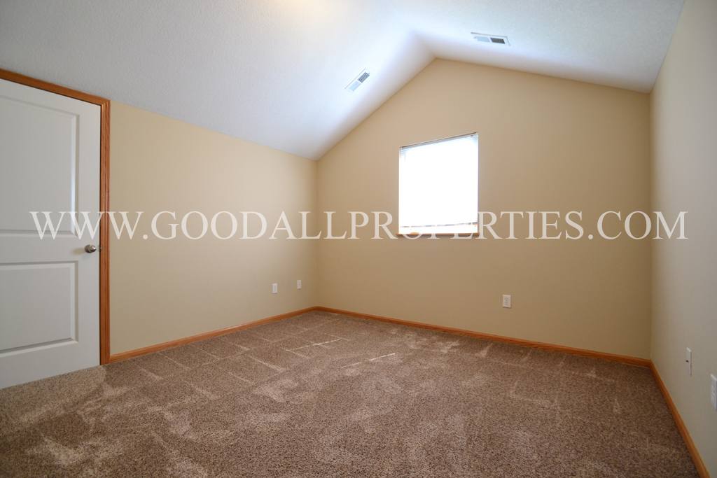 Townhouse for rent at 15207 Townsend Ave, Urbandale, IA 50323