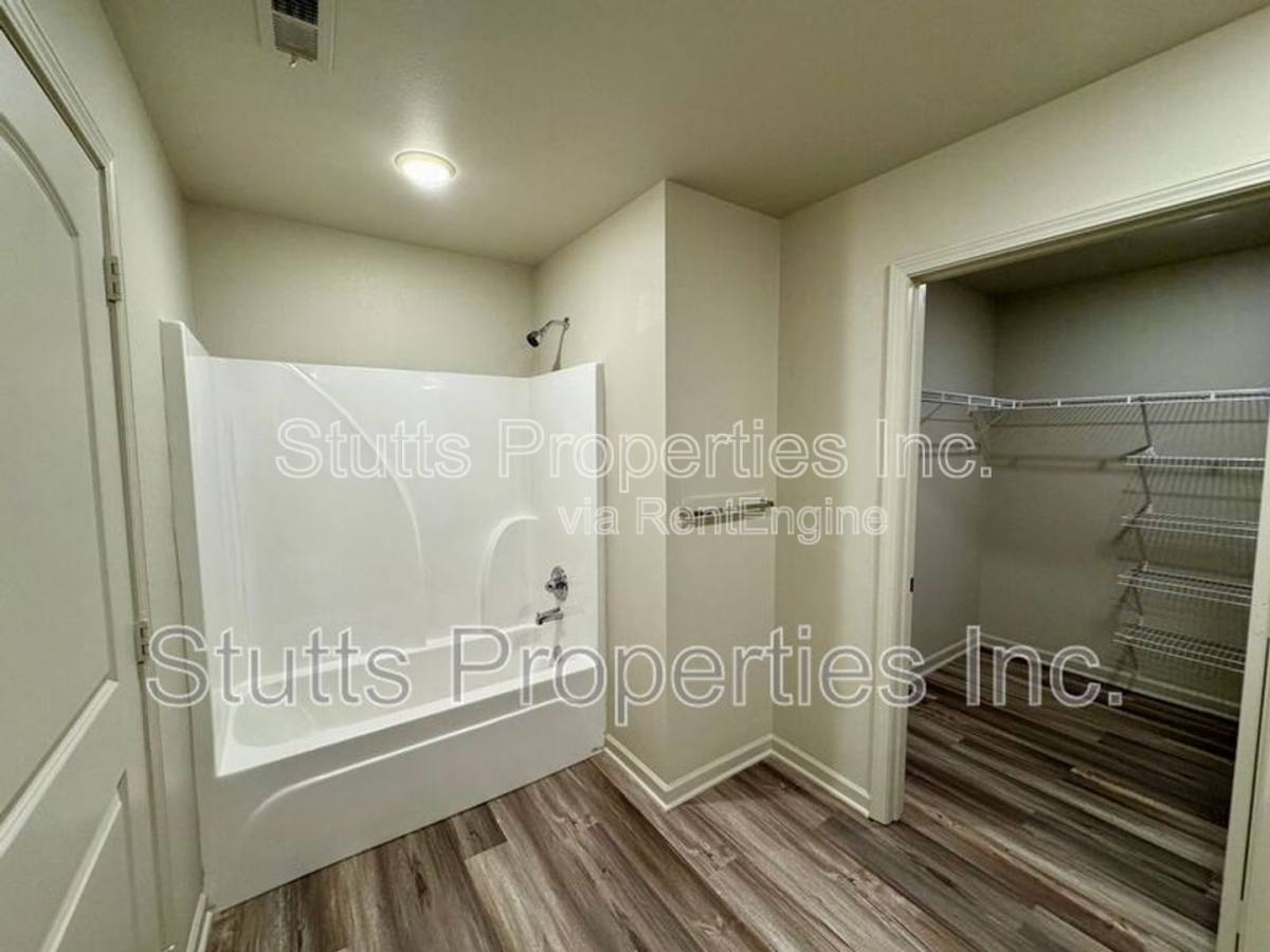 Apartment for rent at 104 Spindle Court #104, Muscle Shoals, AL 35661
