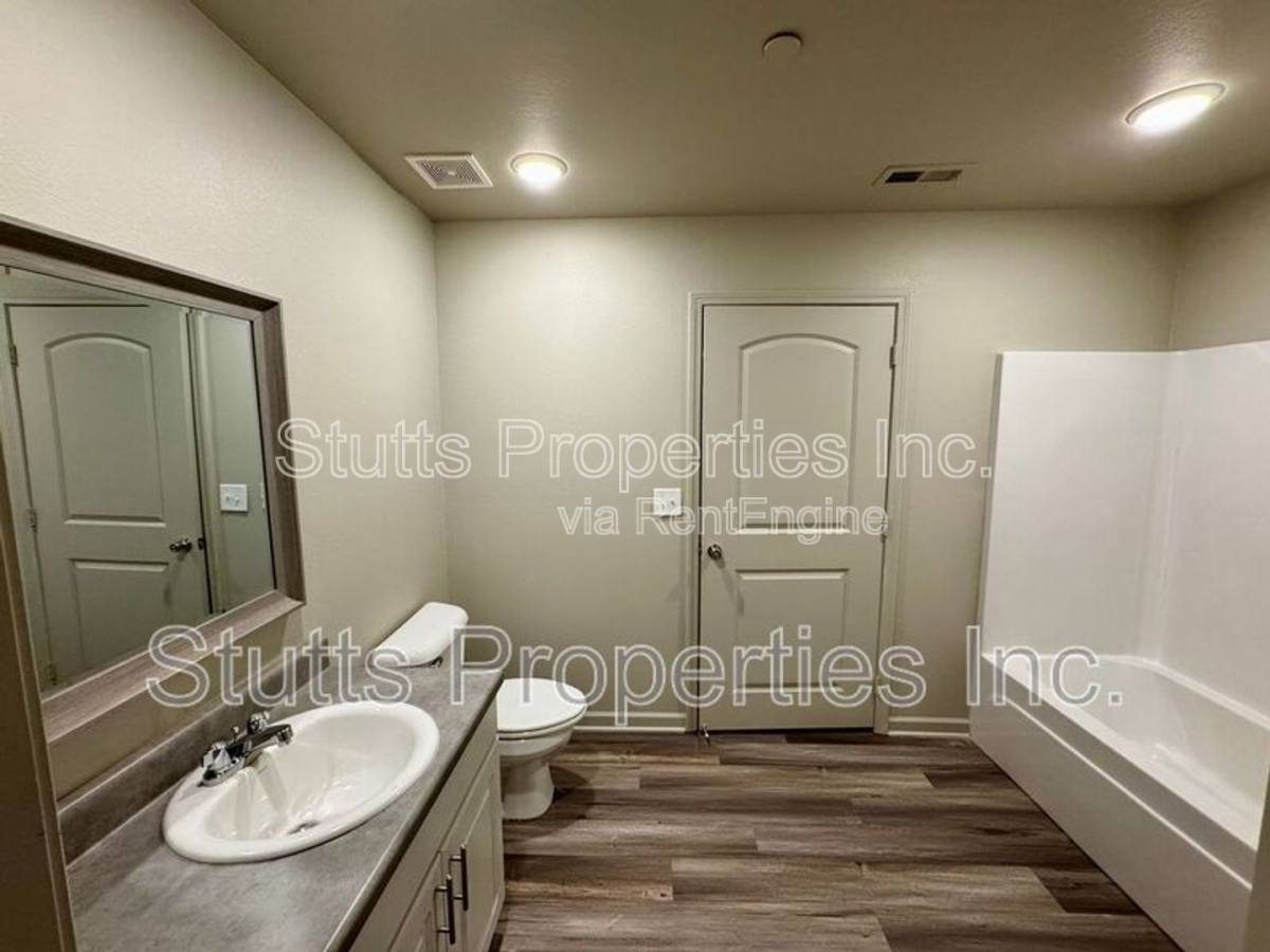 Apartment for rent at 104 Spindle Court #104, Muscle Shoals, AL 35661
