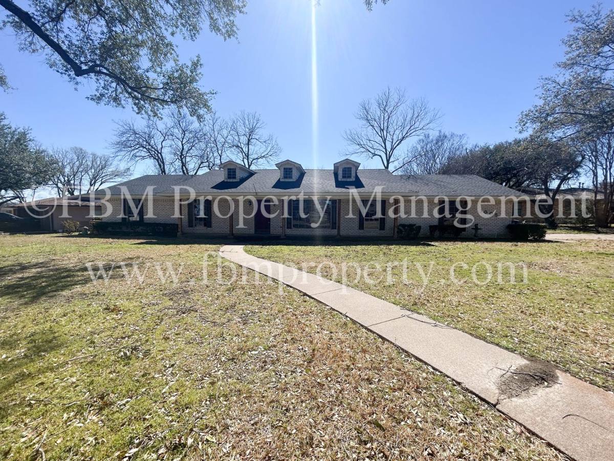House for rent at 1005 Sunset Dr, Ennis, TX 75119