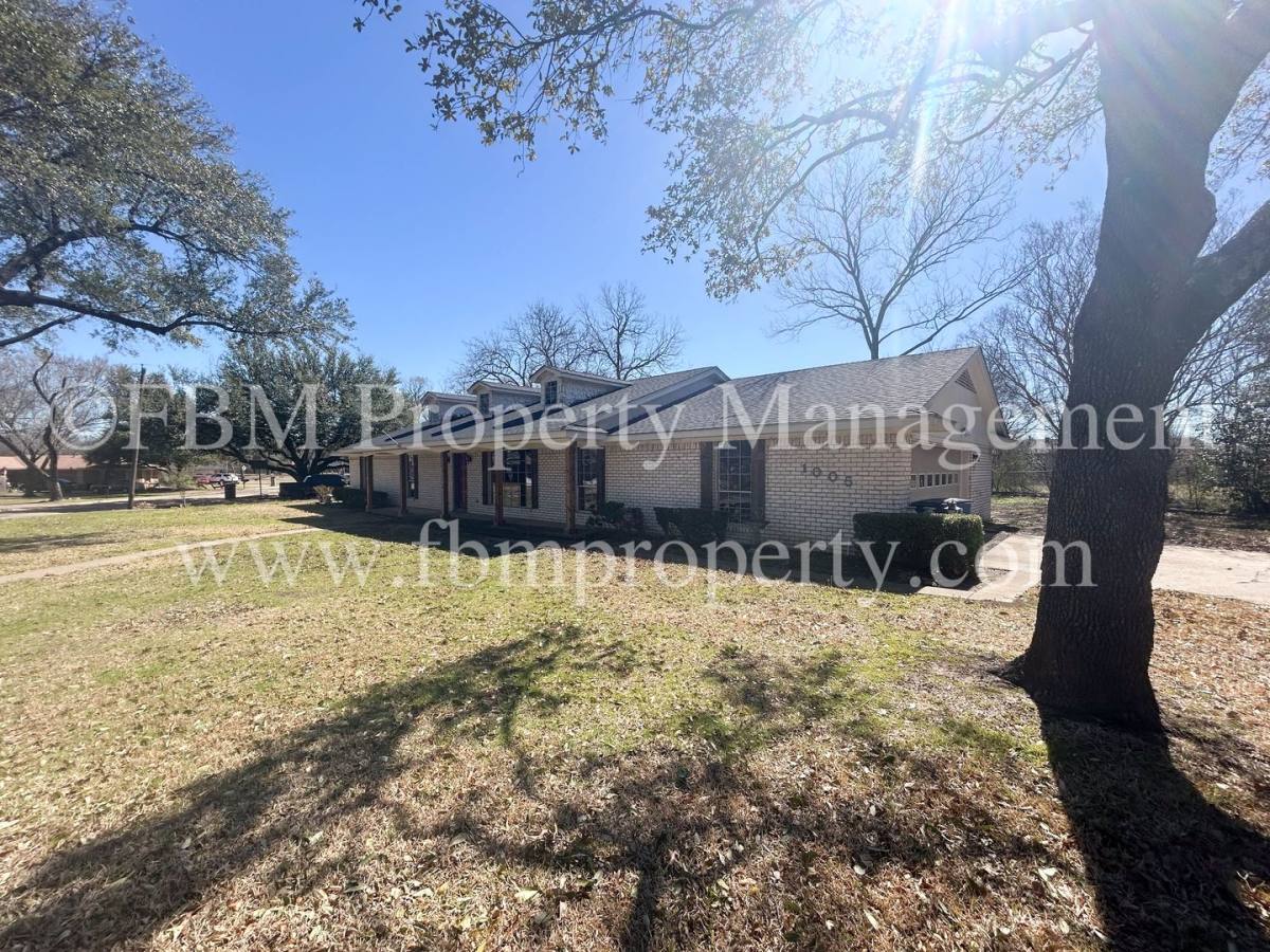 House for rent at 1005 Sunset Dr, Ennis, TX 75119