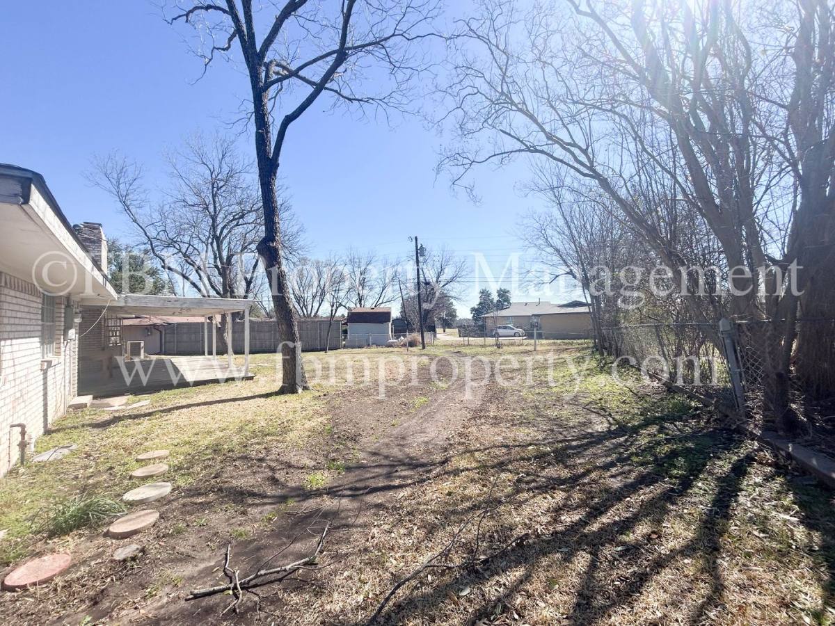 House for rent at 1005 Sunset Dr, Ennis, TX 75119