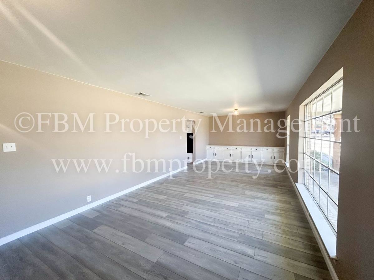 House for rent at 1005 Sunset Dr, Ennis, TX 75119