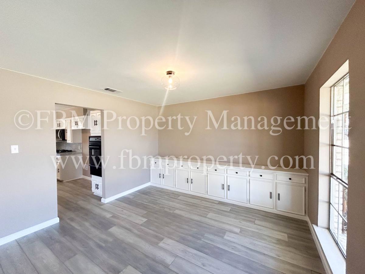 House for rent at 1005 Sunset Dr, Ennis, TX 75119