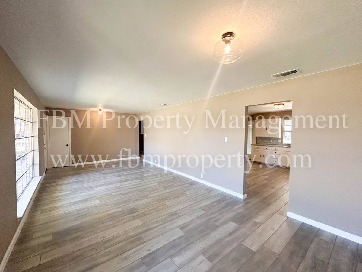 House for rent at 1005 Sunset Dr, Ennis, TX 75119