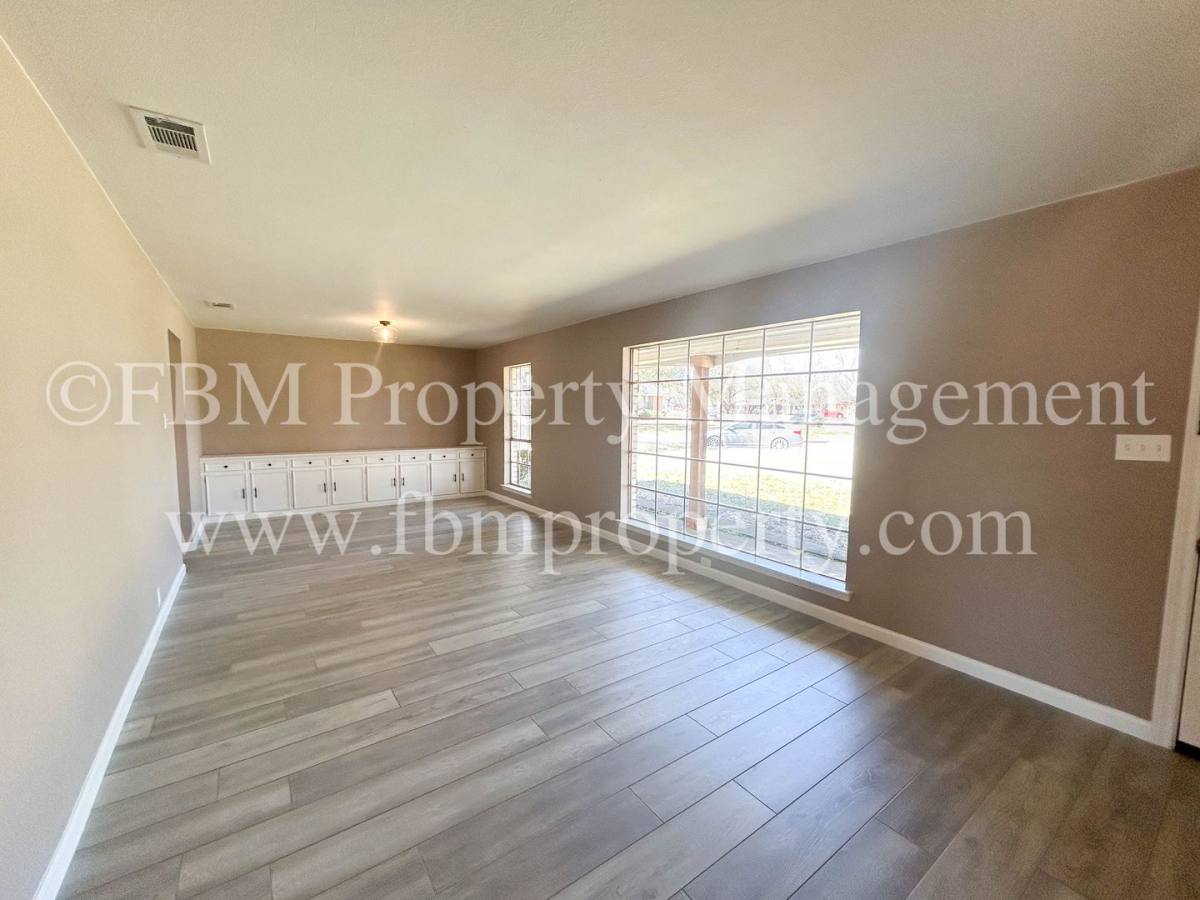 House for rent at 1005 Sunset Dr, Ennis, TX 75119