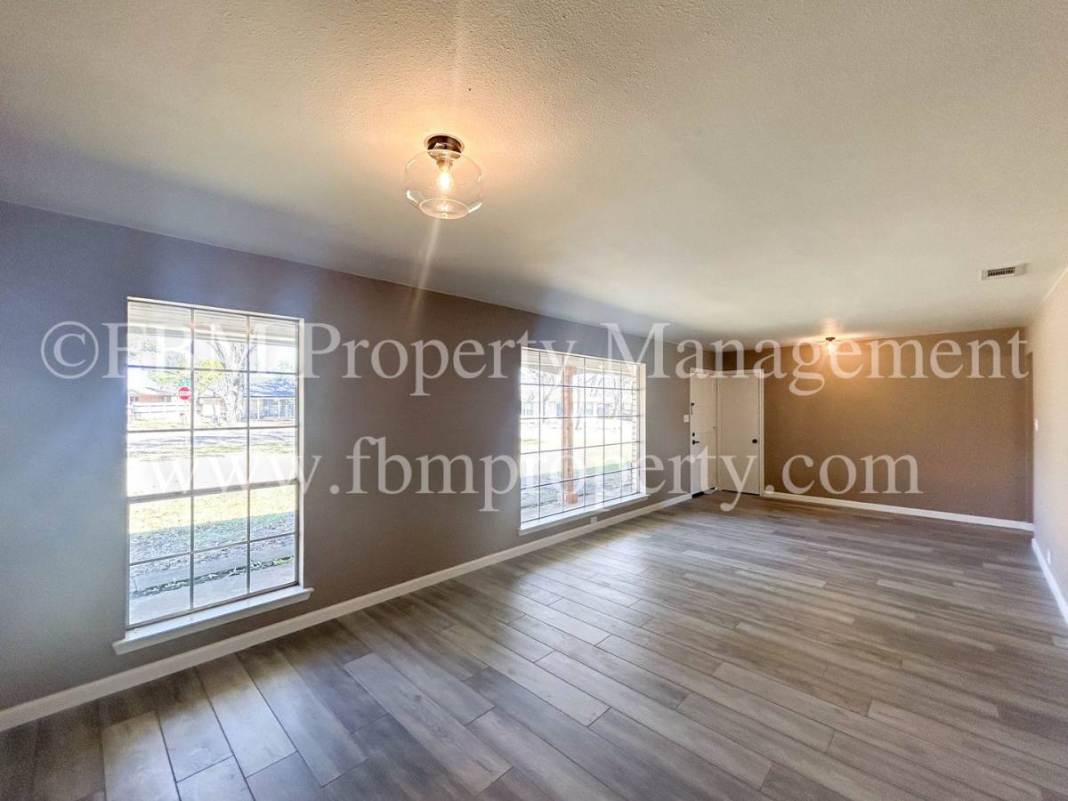 House for rent at 1005 Sunset Dr, Ennis, TX 75119