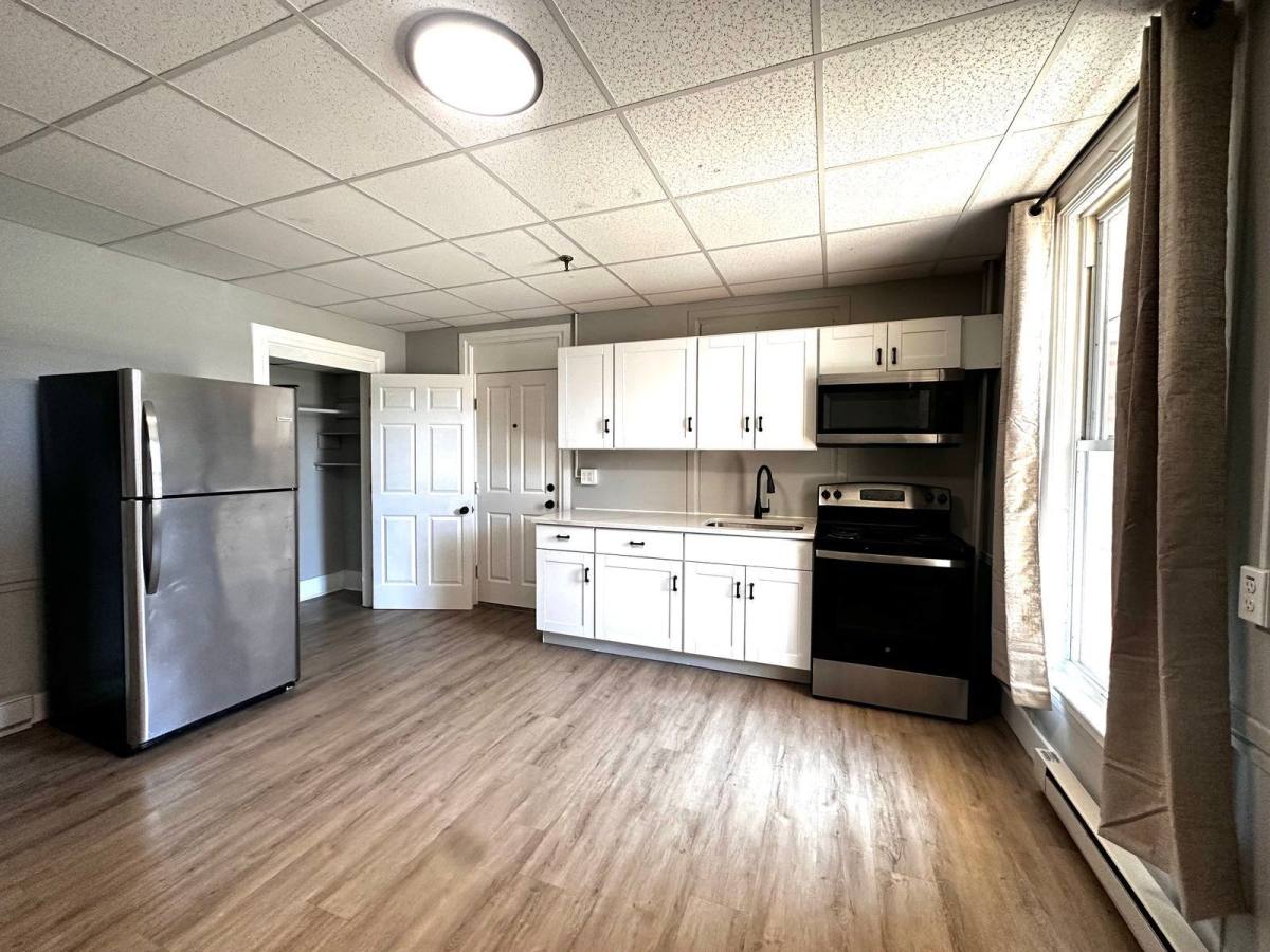 Apartment for rent at 539 Pine St, Manchester, NH 03104