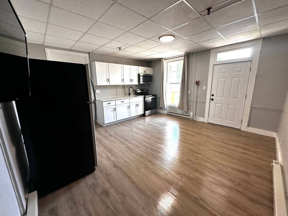 Apartment for rent at 539 Pine St, Manchester, NH 03104