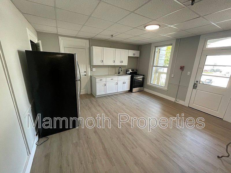 Apartment for rent at 539 Pine St, Manchester, NH 03104