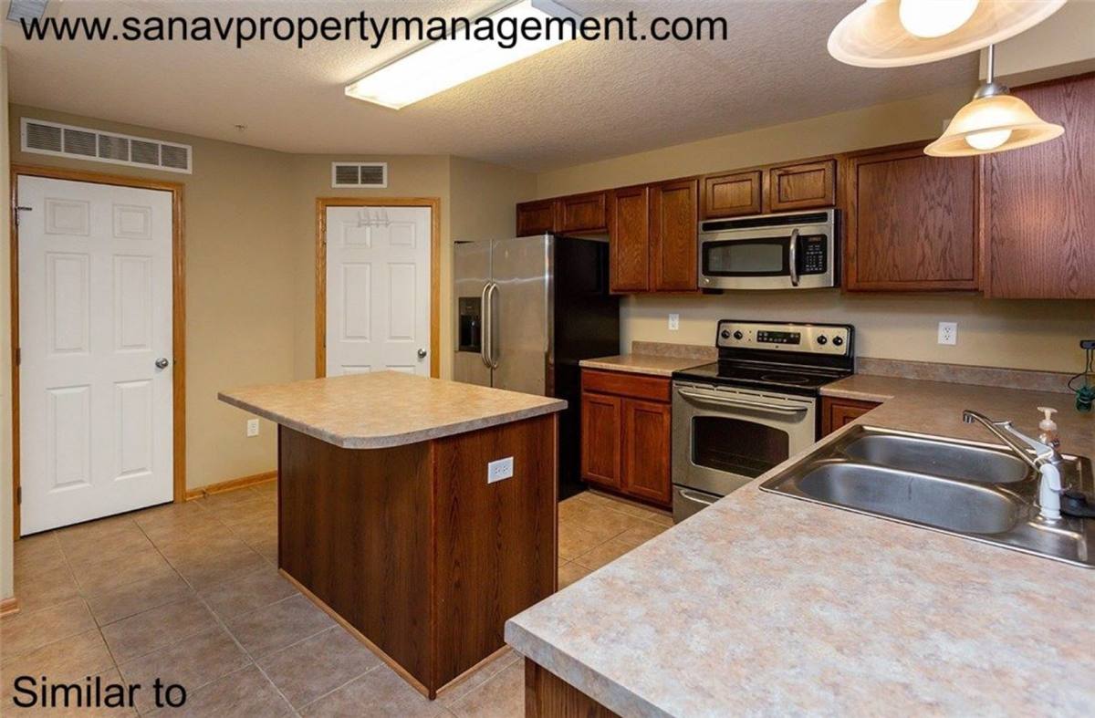 Townhouse for rent at 615 87th St, West Des Moines, IA 50266