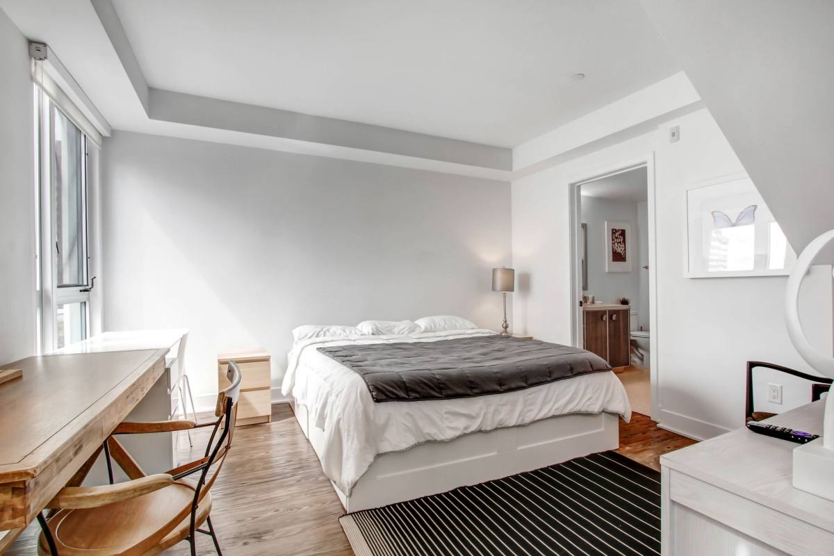 Apartment for rent at 1168 S Barrington Ave, Los Angeles, CA 90049