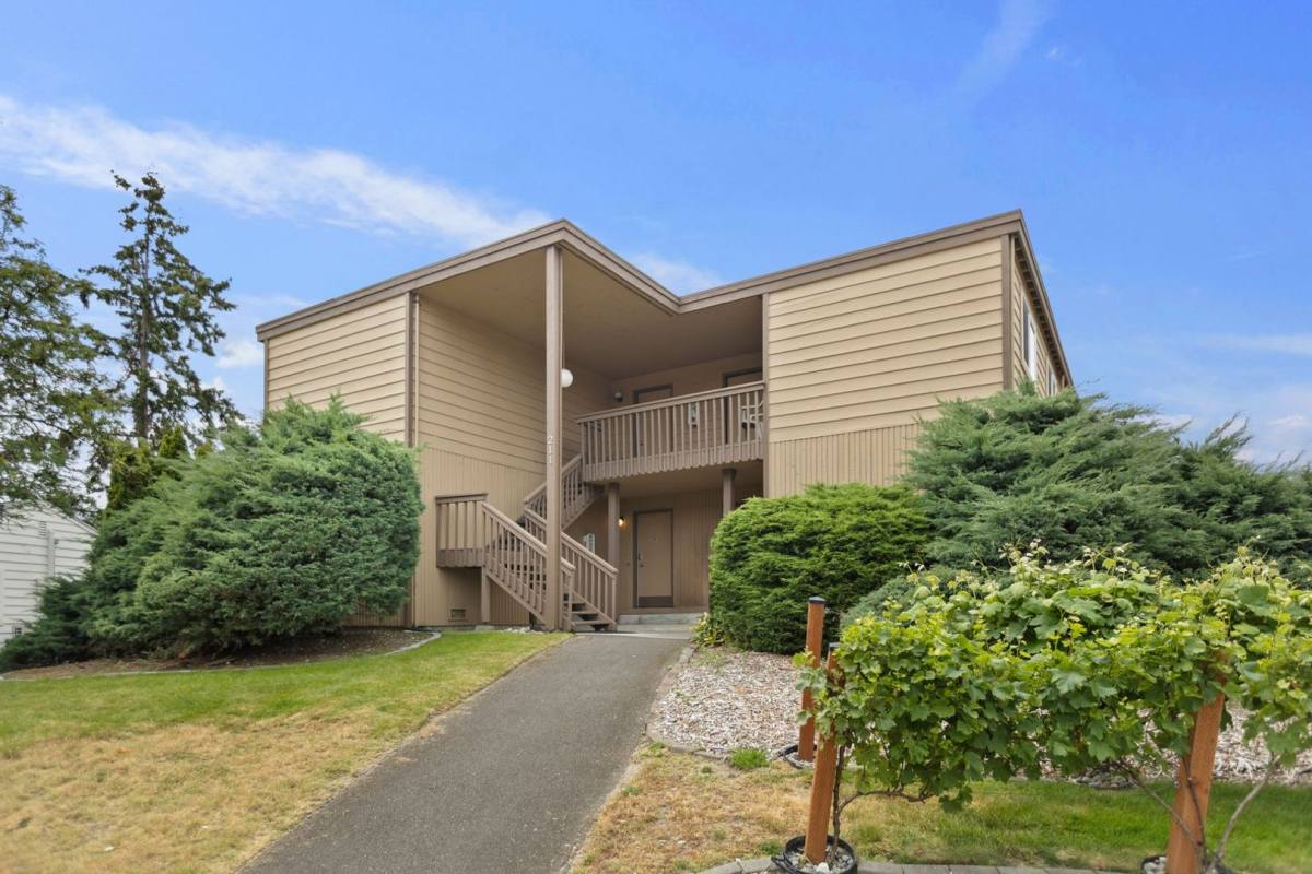 Apartment for rent at 211 3rd St S, Kirkland, WA 98033