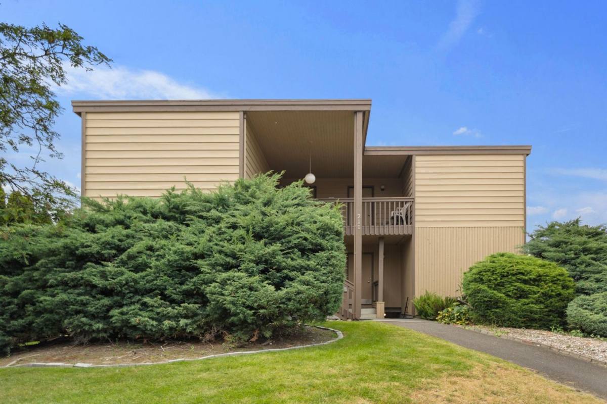 Apartment for rent at 211 3rd St S, Kirkland, WA 98033