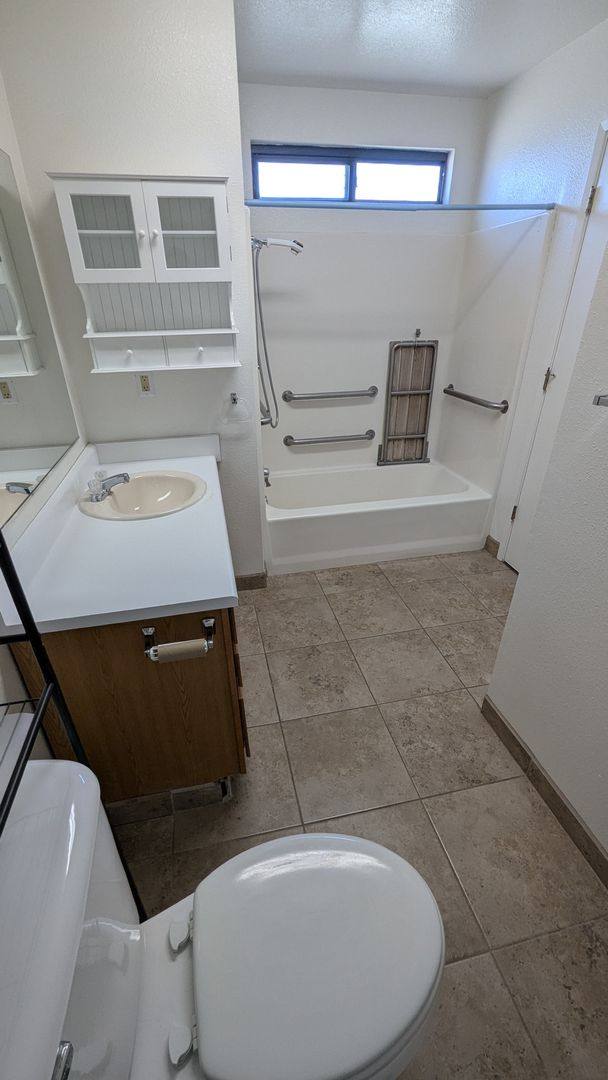 Apartment for rent at 700 Orange Ave, Lindsay, CA 93247
