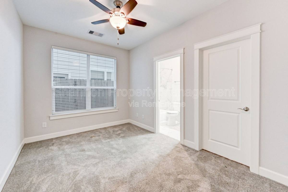 Apartment for rent at 705 Link Rd, Houston, TX 77009