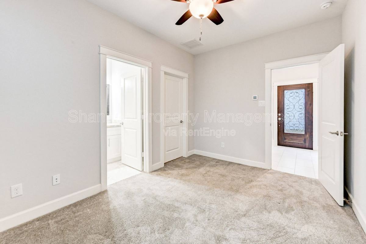 Apartment for rent at 705 Link Rd, Houston, TX 77009