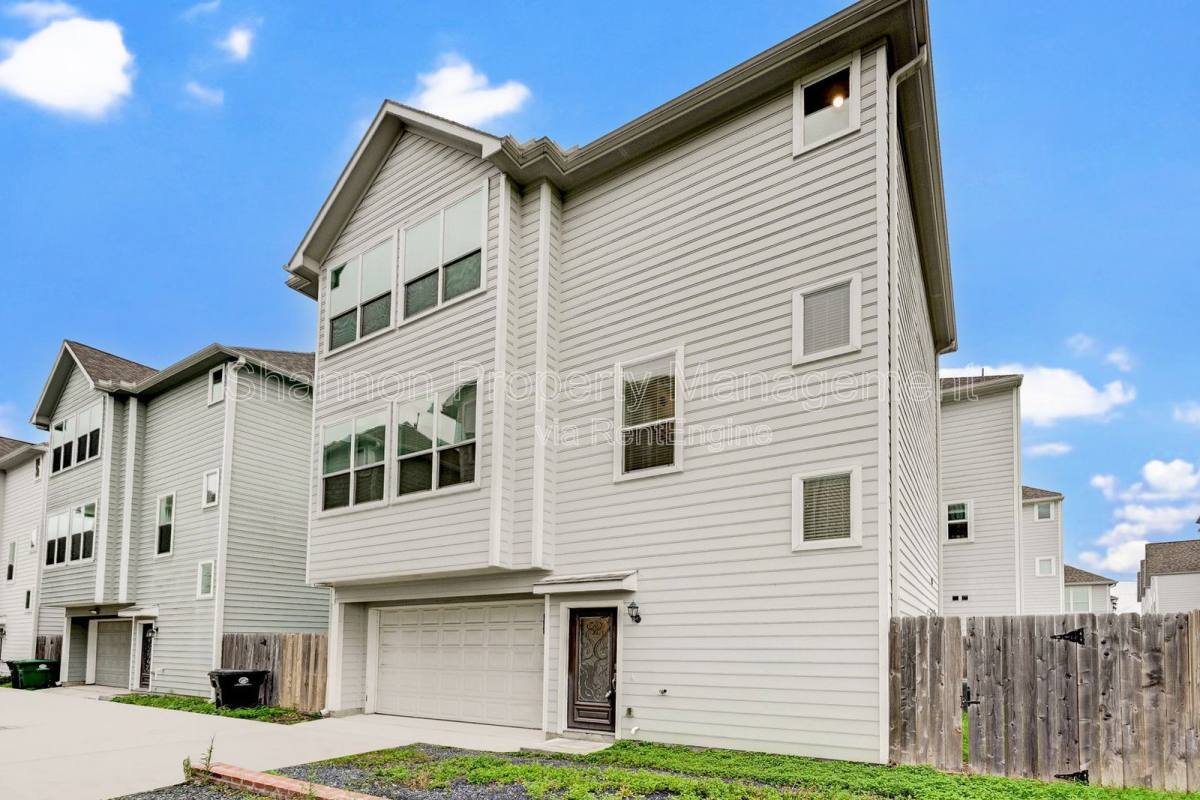 Apartment for rent at 705 Link Rd, Houston, TX 77009