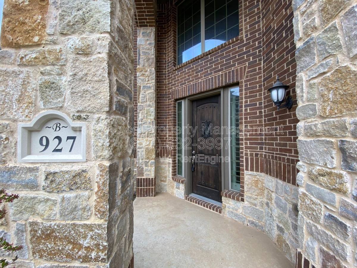 House for rent at 927 Bentley Dr, Roanoke, TX 76262