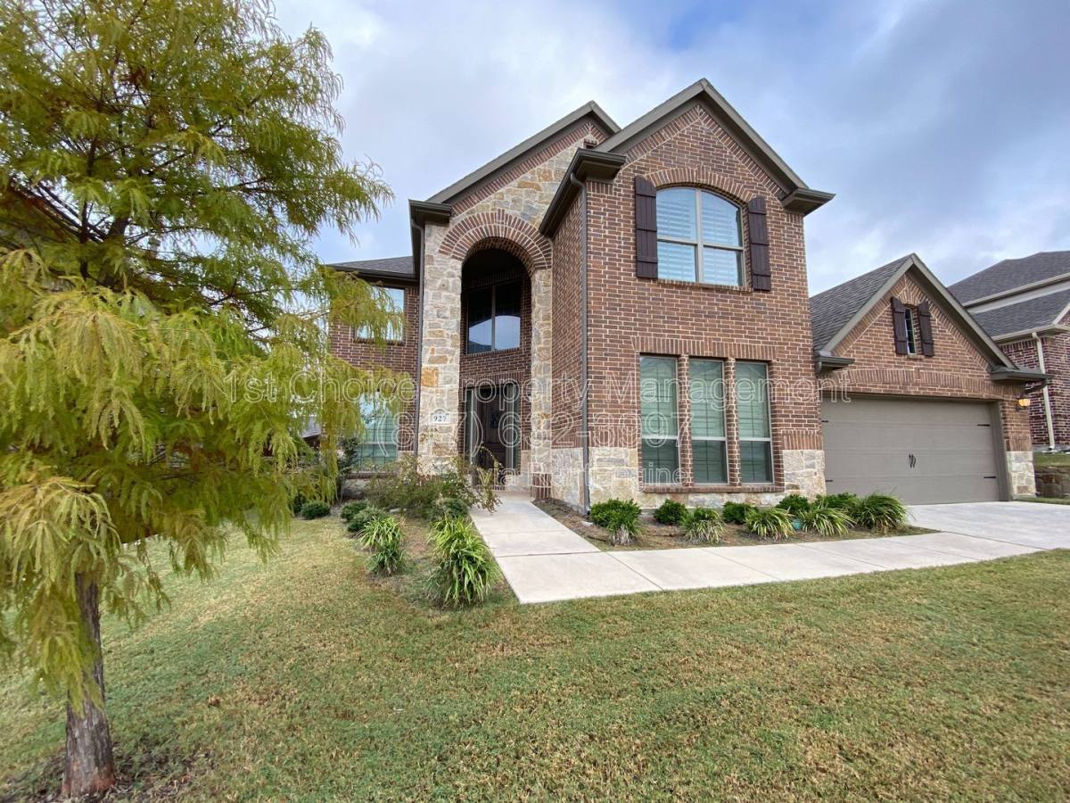 House for rent at 927 Bentley Dr, Roanoke, TX 76262