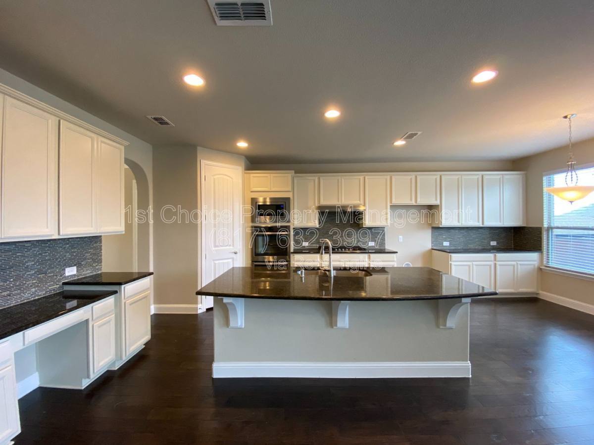 House for rent at 927 Bentley Dr, Roanoke, TX 76262